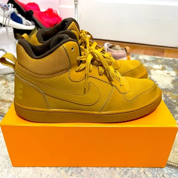 EUC Youth Size 7Y (Euro Sz 40) Nike Court Borough Mid GS Sneakers Haystack/Brown