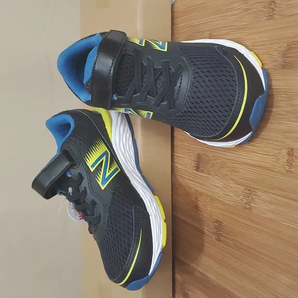 NIB 12 X-Wide Little Boys, 680 V6 Velcro Hook &amp; Loop Running Shoe by New Balance