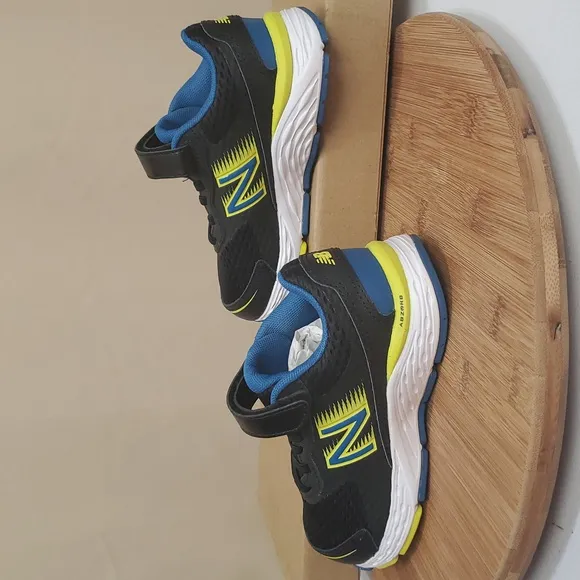 NIB 12 X-Wide Little Boys, 680 V6 Velcro Hook &amp; Loop Running Shoe by New Balance